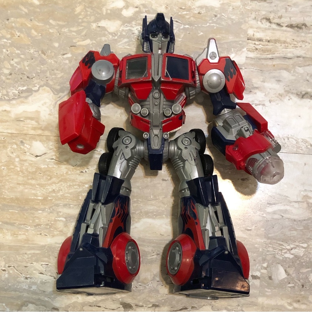 4/$20 Optimus Prime Transformers Figure. Hasbro 2006 Flaw*-Joints are very loose